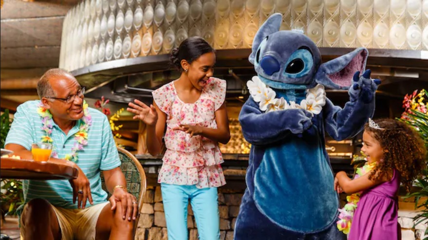 Stitch saludando a una familia durante el desayuno con personajes en Ohana
