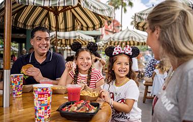 Familia almorzando en un restaurante de servicio rápido de Disney
