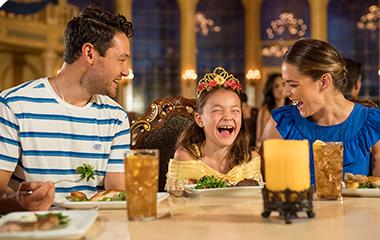Familia cenando en un restaurante con servicio de mesa de Disney